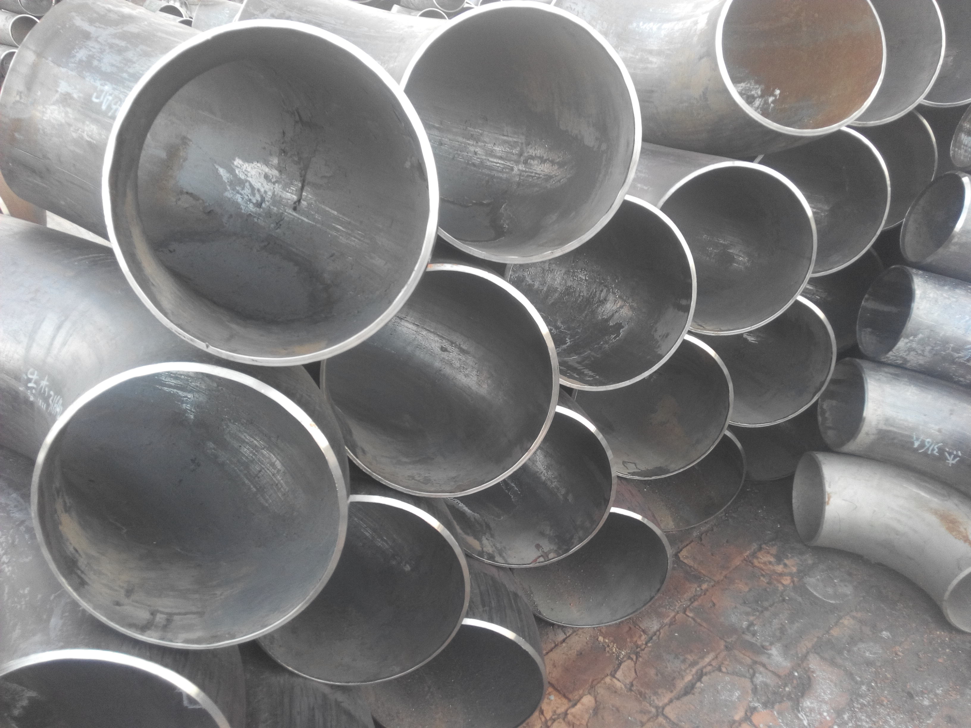 钢制弯头在管道系统中如何实现无应力对接